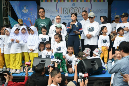 Menkomdigi Meutya Hafid (tengah kaus biru) dan Menteri PPPA Arifatul Choiri Fauzi (tengah kiri jibab putih), dalam acara Car Free Day di Jakarta (Humas komdigi)