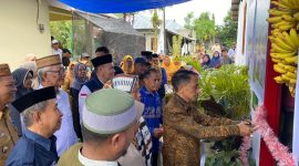 Bupati Gorontalo, Prof. Nelson Pomalingo, saat meresmikan rumah layak huni di Desa Pilohayanga, Kecamatan Telaga