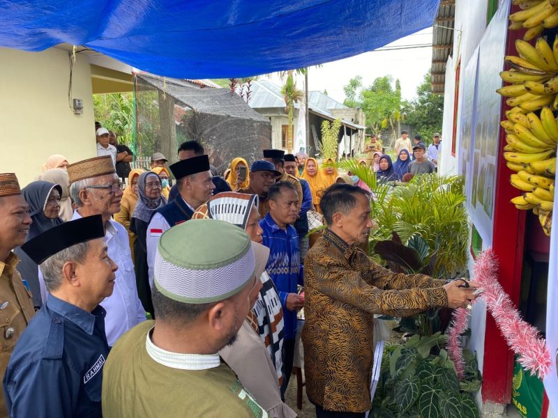 Bupati Gorontalo, Prof. Nelson Pomalingo, saat meresmikan rumah layak huni di Desa Pilohayanga, Kecamatan Telaga