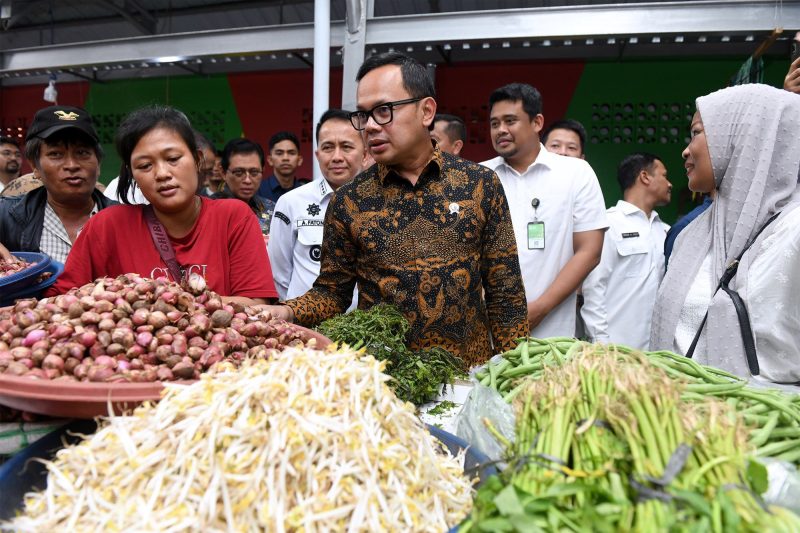 Wamendagri Bima Arya bersama Pj Gubernur Sumut Agus Fatoni dan Wali Kota Medan Bobby Nasution, meninjau Pasar Akik Medan (Foto: Istimewah)