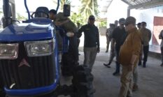 Bupati Sofyan Puhi Serahkan Traktor Roda Empat untuk Petani Hutabohu