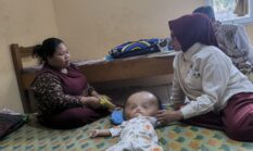 Haru di Rumah Singgah: Saat Jemari Ny. Maryam Sofyan Puhi Memeluk Asa Balita Mail dari Cengkeraman Hidrosefalus